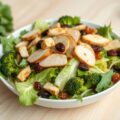 Slaatje van witloof, veldsla en kip met honing-mosterdvinaigrette