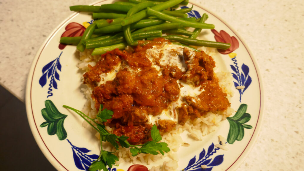 Slowcooked Butter chicken met rijst en sperziebonen