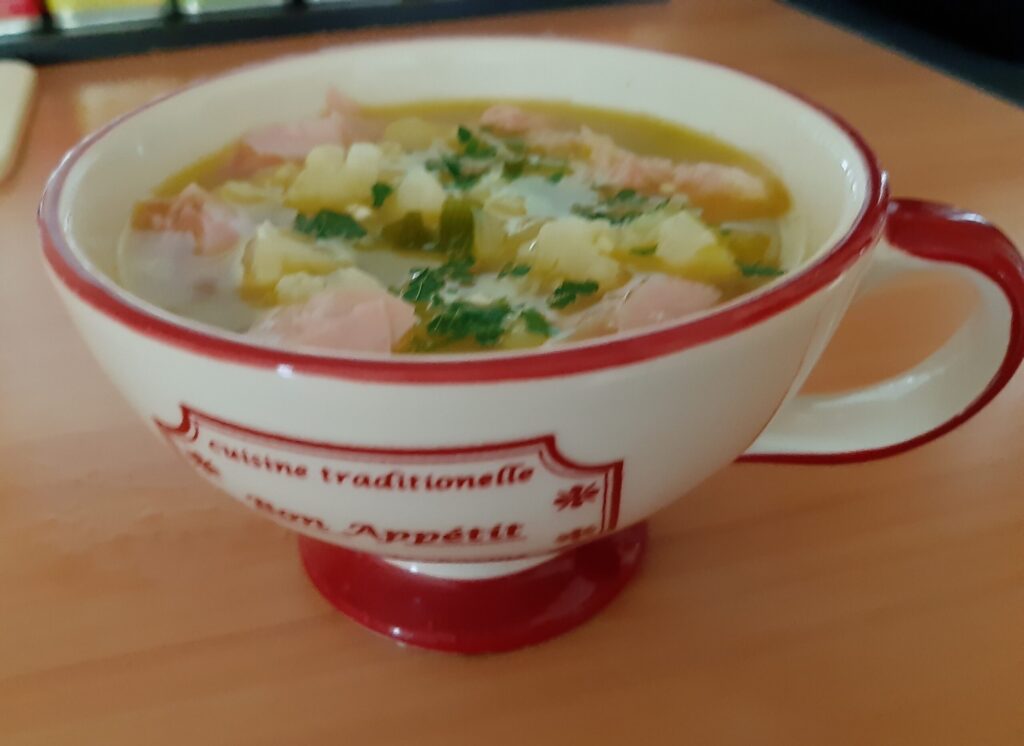 Snelle bloemkoolsoep met ham en lente-uitjes