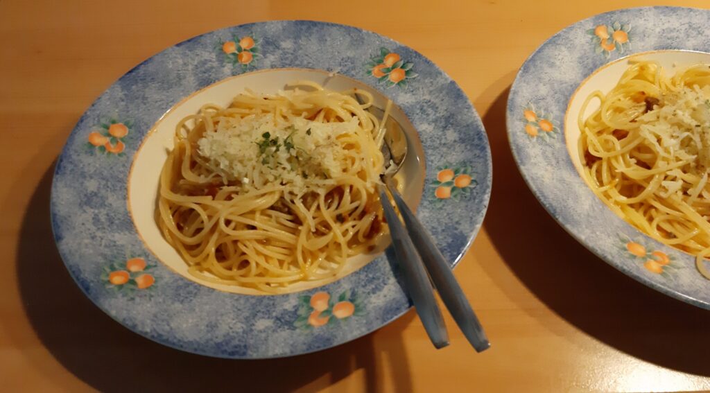 Snelle spaghetti met pesto pomodoro en Pecorino Romano
