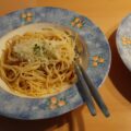 Snelle spaghetti met pesto pomodoro en Pecorino Romano