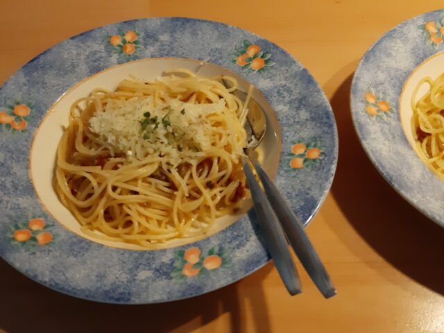 Snelle spaghetti met pesto pomodoro en Pecorino Romano