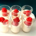 Gemakkelijke witte choocolademousse met Baileys in een glaasje