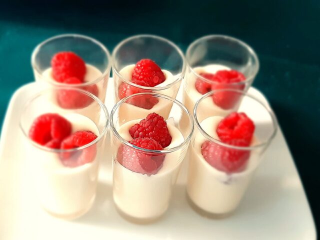 Gemakkelijke witte choocolademousse met frambozen en Baileys in een glaasje