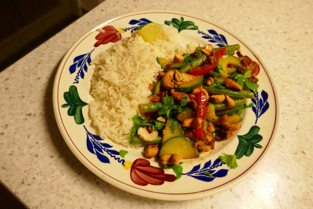 Snelle wok met kippendij, paprika, komkommer en sperzieboontjes