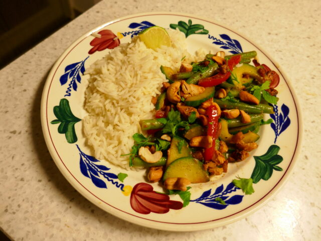 Snelle wok met kippendij, paprika, komkommer en sperzieboontjes