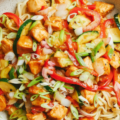 Snelle woknoedels met kipfilet en groente