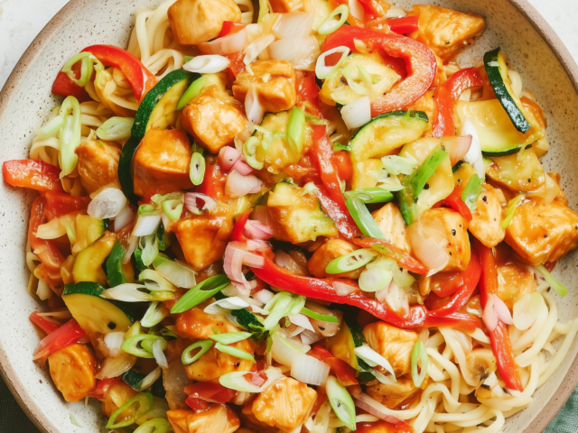 Snelle woknoedels met kipfilet en groente