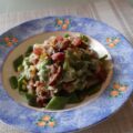 Snijbonenstamp met spekjes, gehakt en basilicumpesto