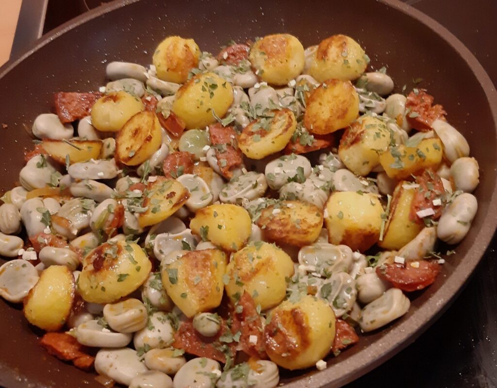 Spaans pannetje met tuinbonen, krieltjes en chorizo