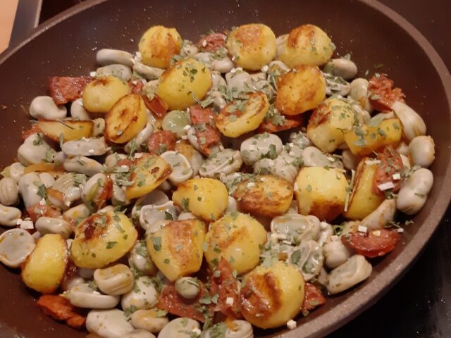 Spaans pannetje met tuinbonen, krieltjes en chorizo