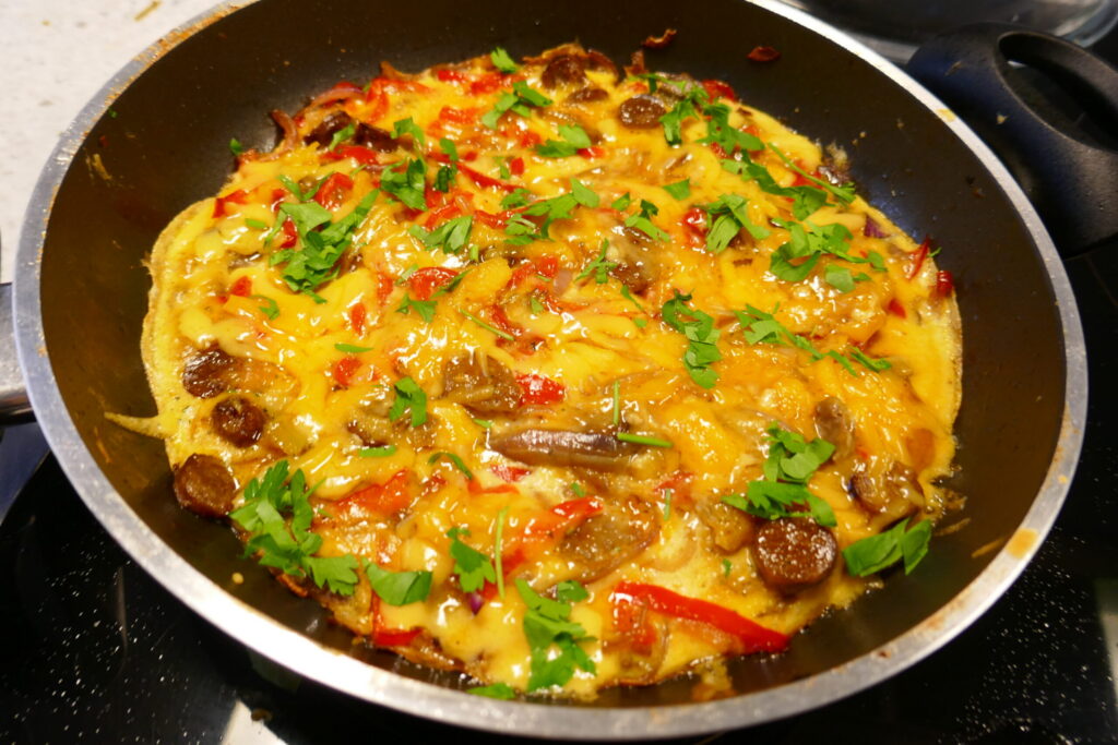 Spaanse Omelet met gekruide runderworst en puntpaprika