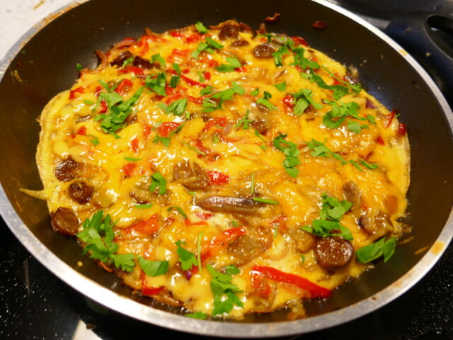 Spaanse Omelet met gekruide runderworst en puntpaprika