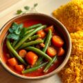 Spaanse sperziebonenstoof met chorizo, tomaat en kerrierijst