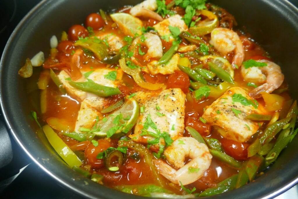 Spaanse stoof met zalm en garnalen