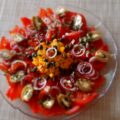Spaanse tomaten/paprikasalade met rode ui, kappertjes en gevulde olijven