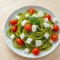 Spagettini met pesto, tomaat en mozarella