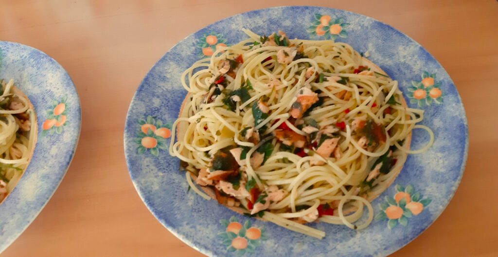 Spaghetti aglio e olio met warm gerookte zalm en rode peper