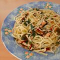 Spaghetti aglio e olio met warmgerookte zalm en rode peper