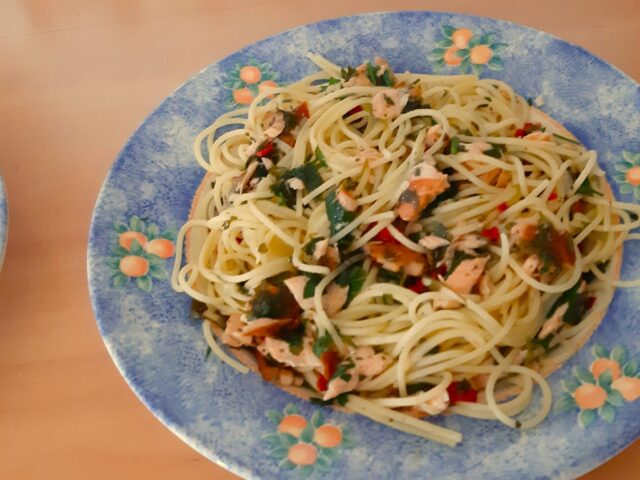 Spaghetti aglio e olio met warmgerookte zalm en rode peper