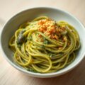 Spaghetti met Saus van Groene Olijven en Gebakken Broodkruim
