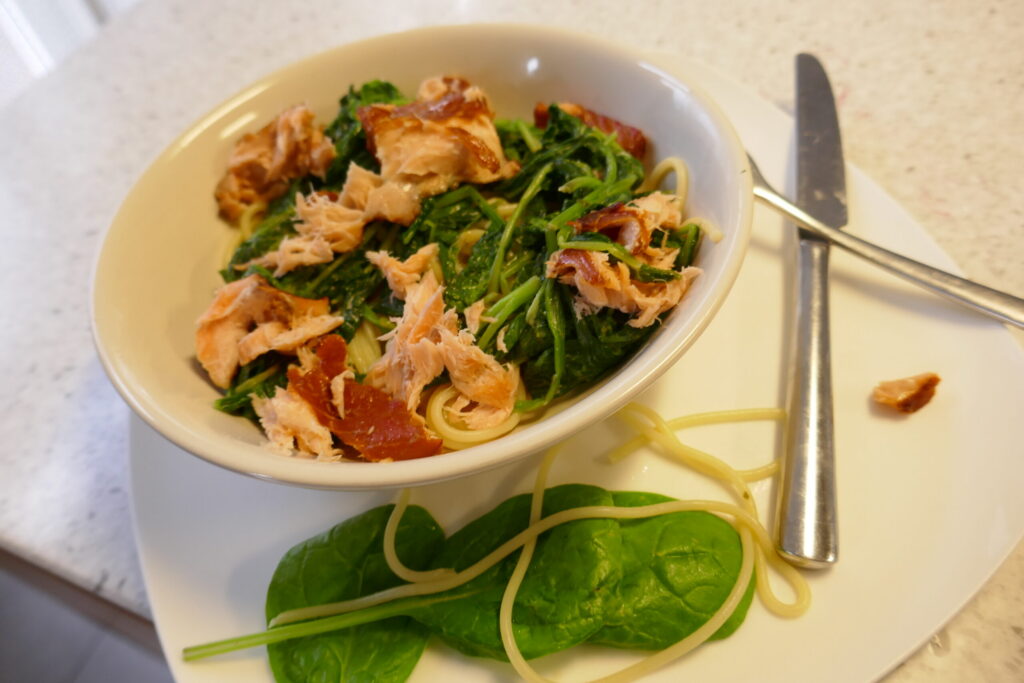 Spaghetti met spinazie, zalm en boursin