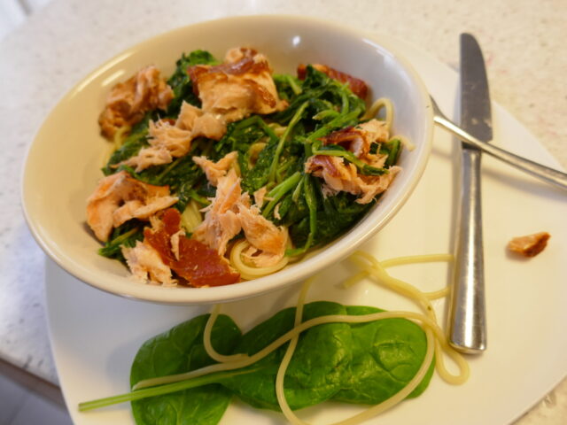 Spaghetti met spinazie, zalm en boursin