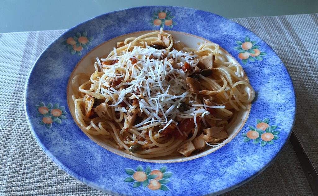 Spaghetti met tonijn, ansjovis, tomaten en kappertjes