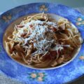 Zomerse spaghetti met tonijn, ansjovis, tomaten en kappertjes