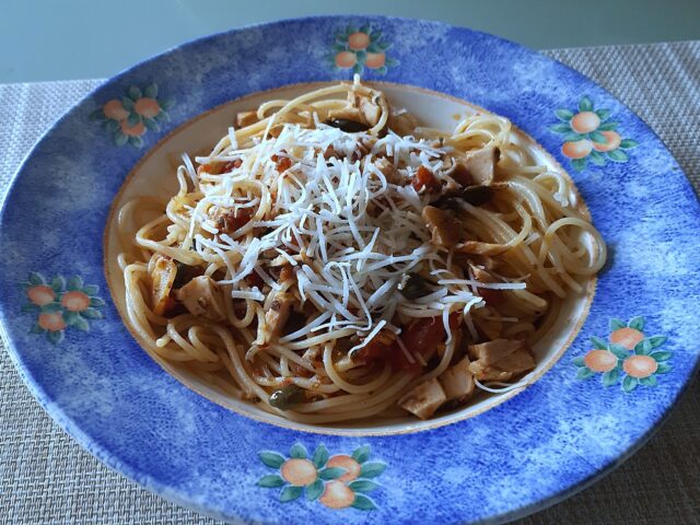 Zomerse spaghetti met tonijn, ansjovis, tomaten en kappertjes