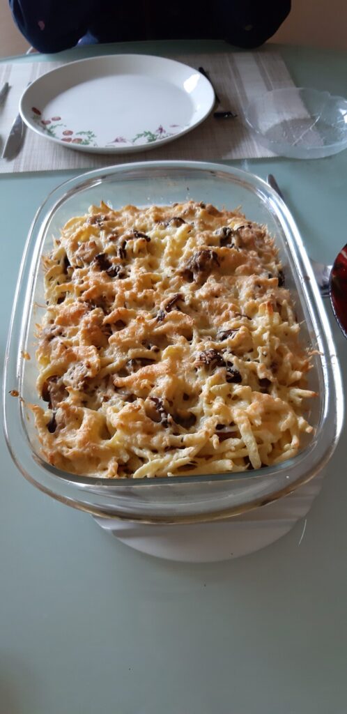 Spätzle met gemengde paddenstoelen, bergkaas en gebakken uien