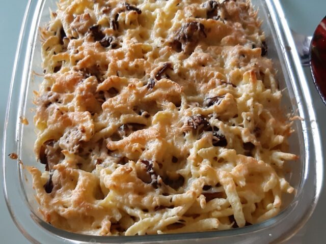 Spätzle met gemengde paddenstoelen, bergkaas en gebakken uien