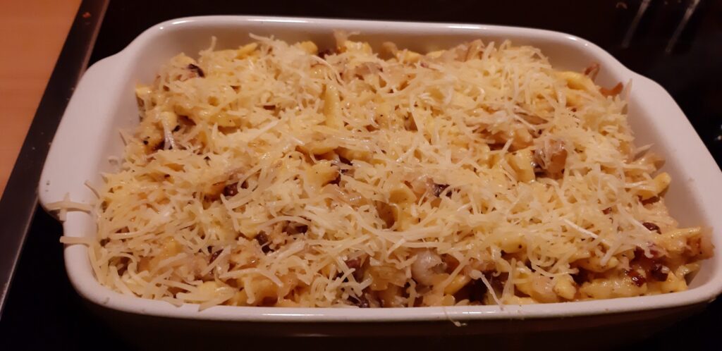 Spätzle met zuurkool, spekjes, gebakken uien en kaas