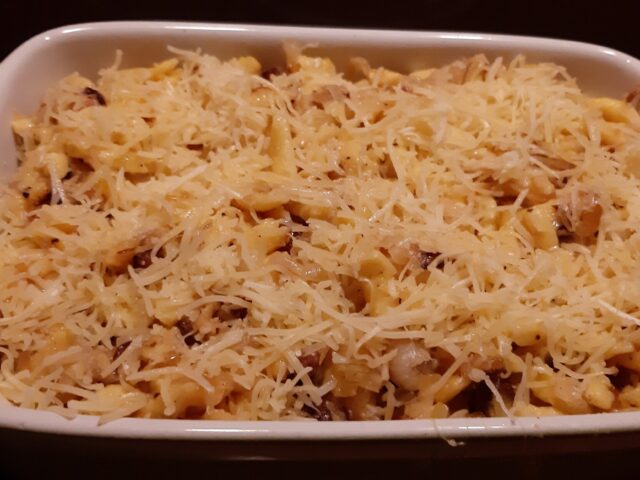 Spätzle met zuurkool, spekjes, gebakken uien en kaas