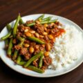 Sperziebonen en kapucijners met satésaus