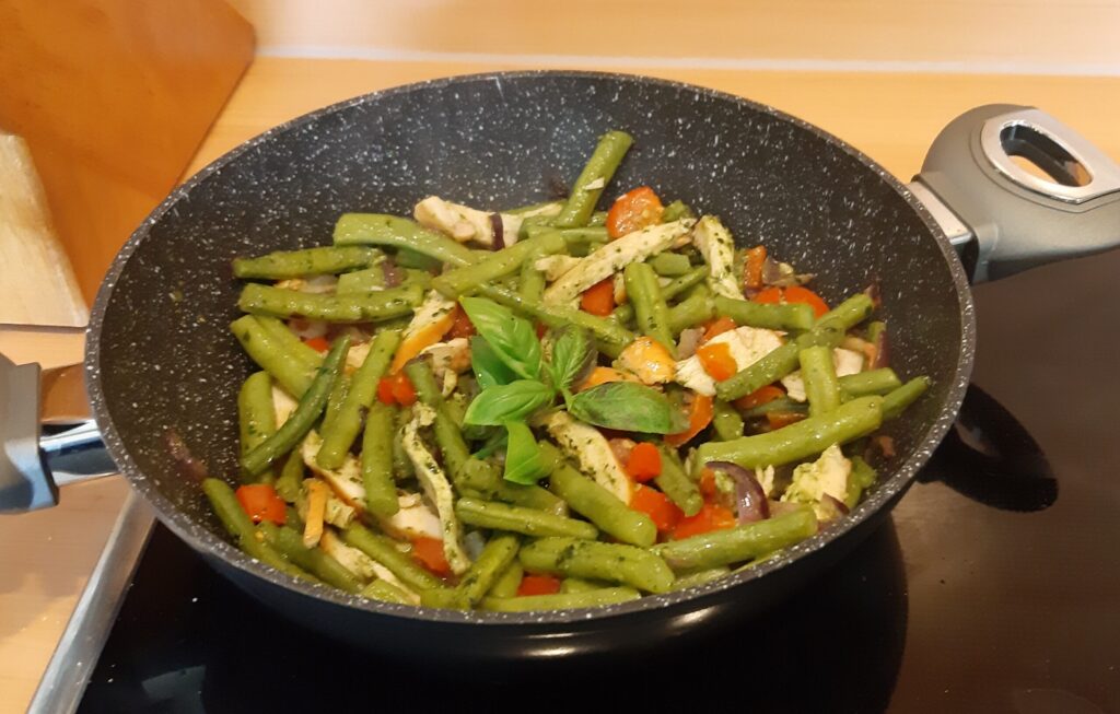 Sperziebonen met gerookte kipfilet, paprika en pesto