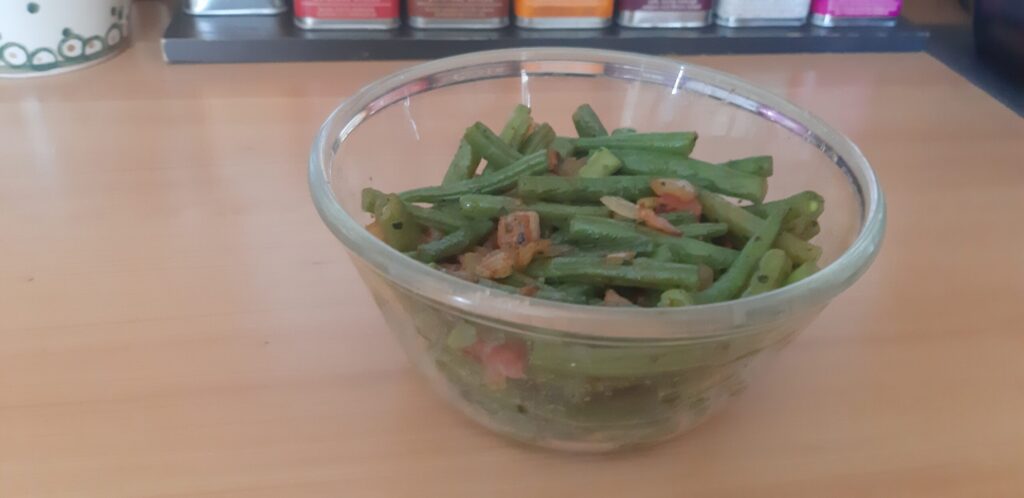 Sperziebonen met spek, gebakken uien en pesto