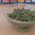 Sperziebonen met spek, gebakken uien en pesto