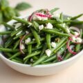 Sperziebonensalade met feta en basilicum