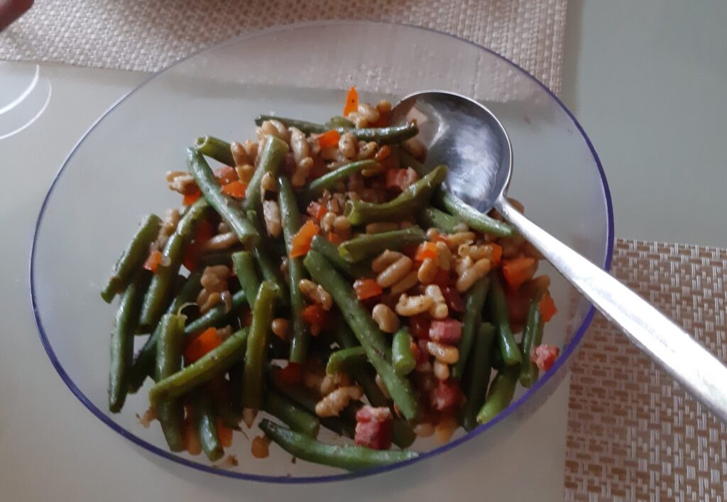 Sperziebonensalade met flageolets en paprika