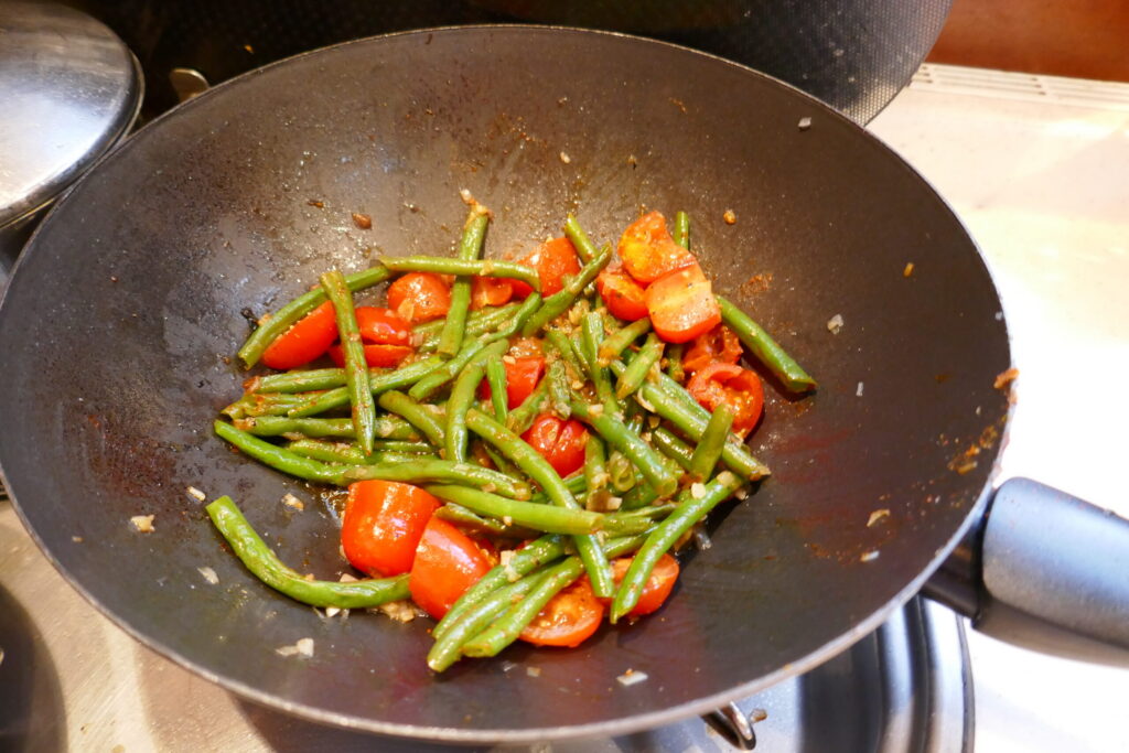 Sperzieboontjes gestoomd in de wok