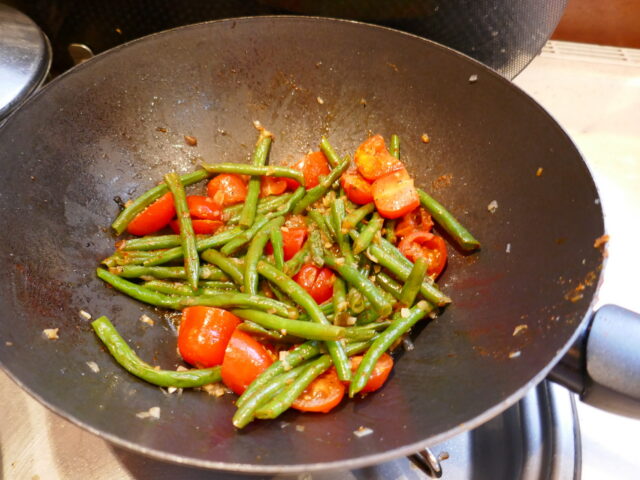 Sperzieboontjes gestoomd in de wok