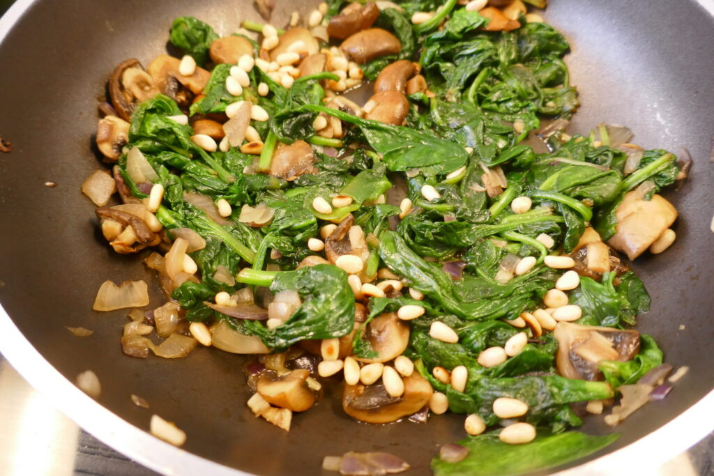 Spinazie met champignons rode ui en knoflook