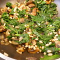 Spinazie met champignons rode ui en knoflook