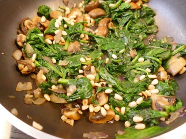 Spinazie met champignons rode ui en knoflook