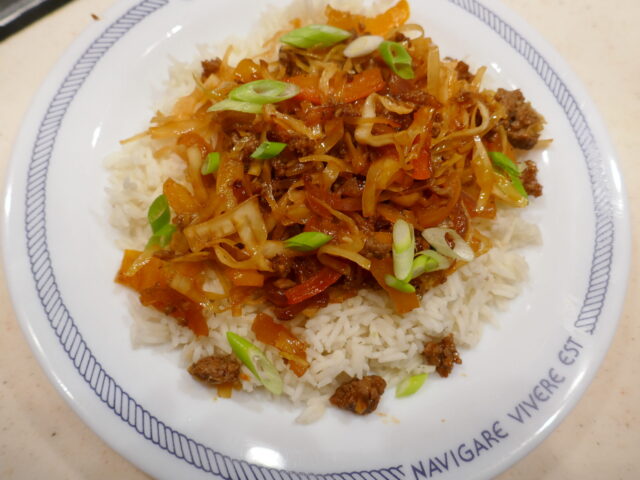 Spitskool met Chili woksaus en gehakt
