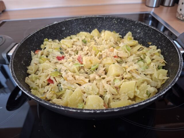 Spitskoolschotel met aardappelblokjes, paprika en roomkaas (pan en oven)