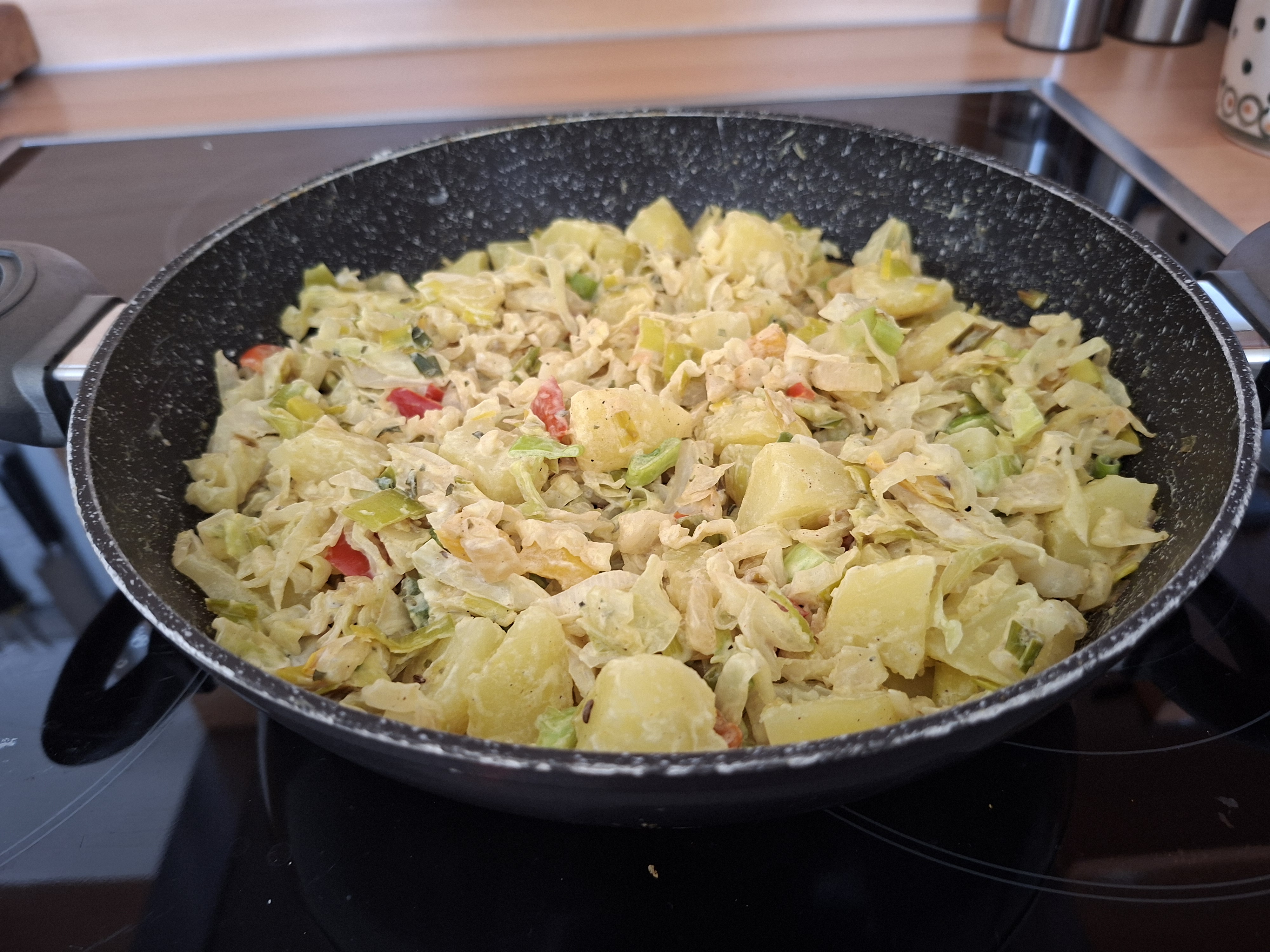 Spitskoolschotel met aardappelblokjes, paprika en roomkaas (pan en oven)
