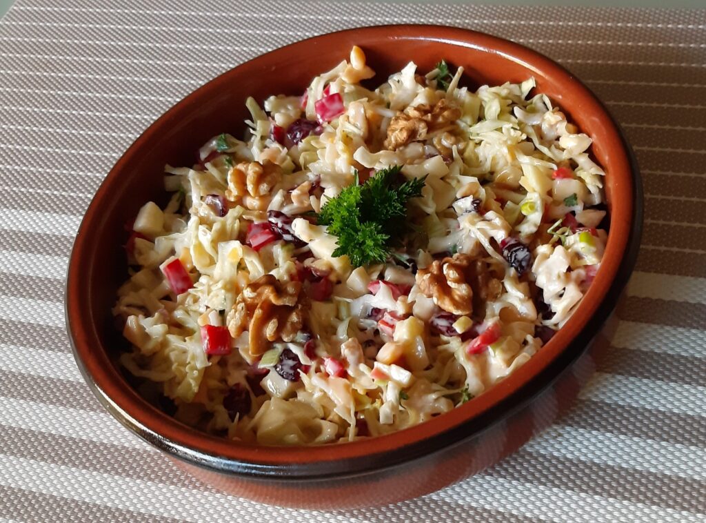 Spitskoolsalade met cranberry's, kaas en walnoten