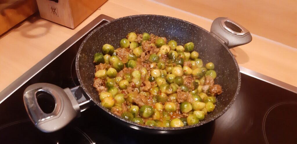 Spruitjes met gehakt in chilisaus, zo lust iedereen spruitjes